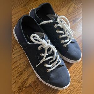 Tommy Hilfiger Women’s Navy Low-Top Sneakers with White Laces